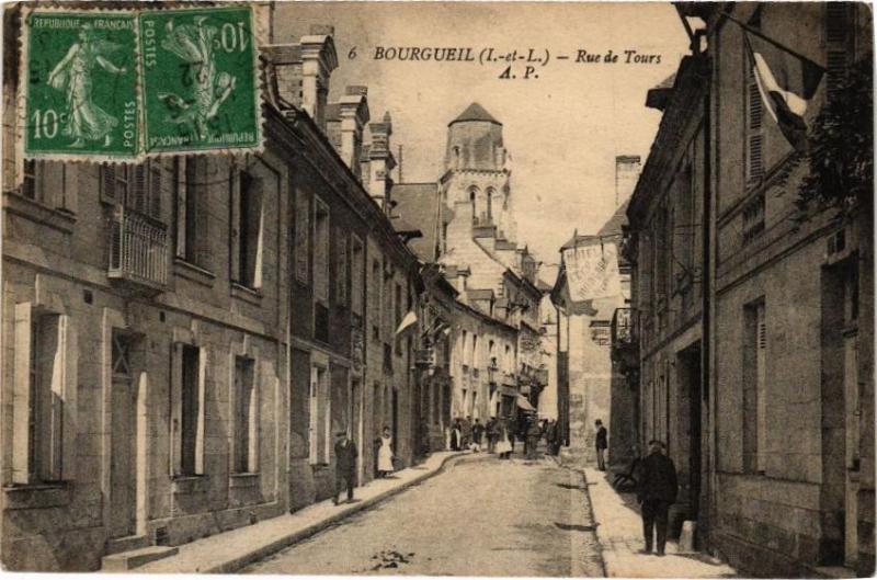 Carte postale ancienne Bourgueil - Rue de Tours à Bourgueil