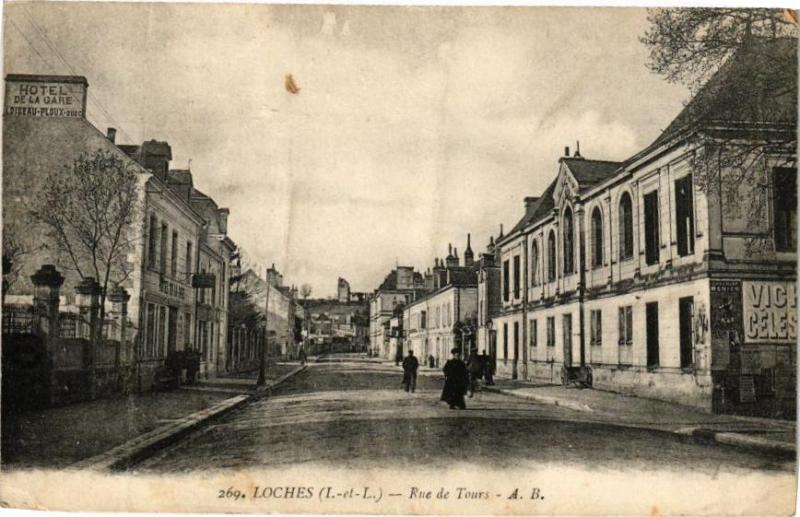 Carte postale ancienne Loches - Rue de Tours à Loches