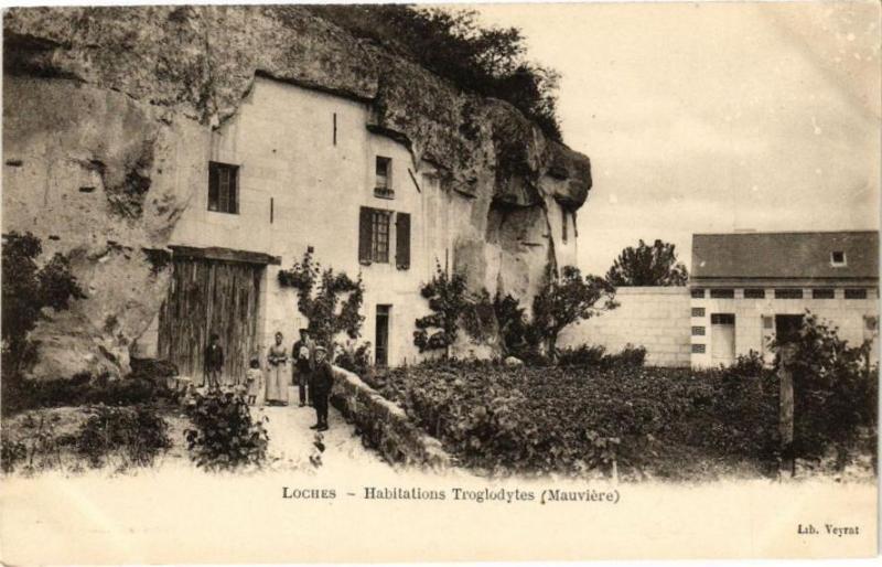 Carte postale ancienne Loches - Habitations Troglodytes (Mauviere) à Loches