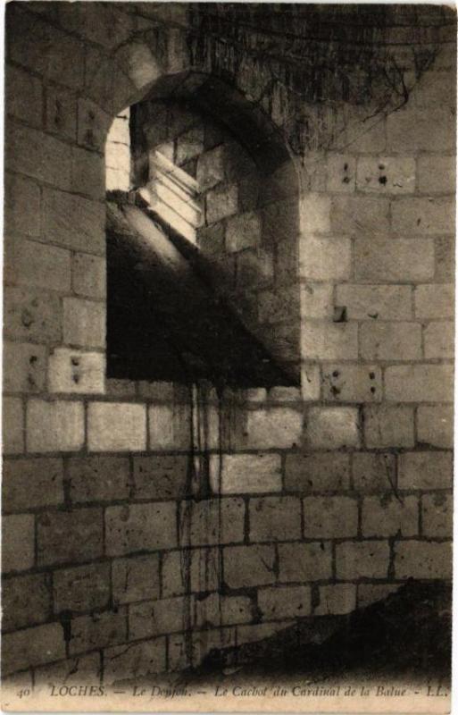 Carte postale ancienne Loches - Le Donjon - Le Cachot du Cardinal de la Balue à Loches