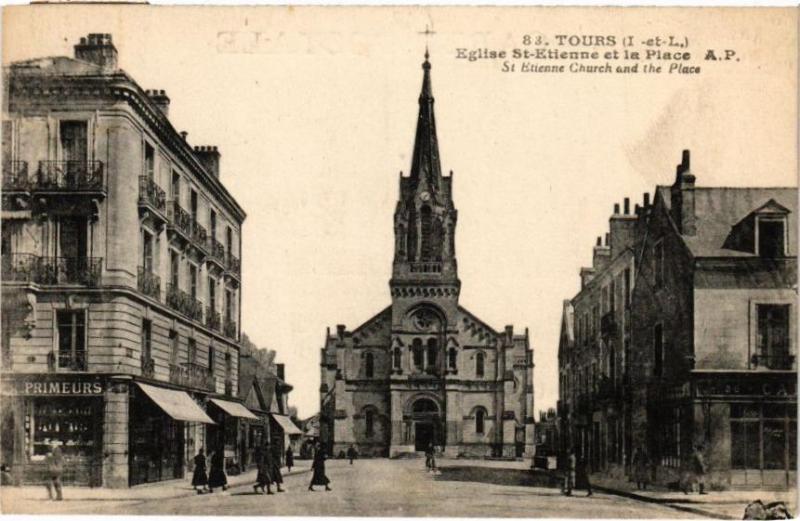 Carte postale ancienne Tours-Eglise Saint-Etienne et la Place à Tours