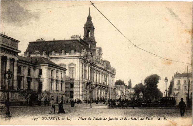 Carte postale ancienne Tours-Place du Palais de Justice et de l'Hotel de Ville à Tours