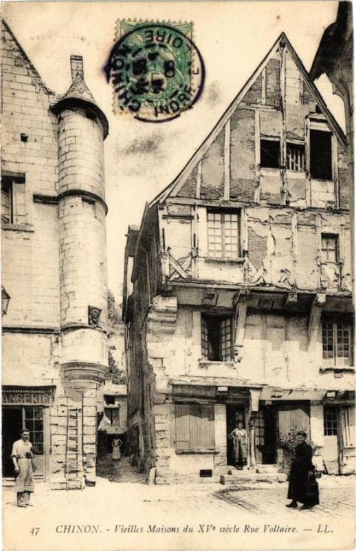 Carte postale ancienne Chinon - Vieilles Maisons du Xv siécle Rue Voltaire à Chinon