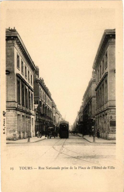 Carte postale ancienne Tours-Rue Nationale prise de la Place de l'Hotel de Ville à Tours