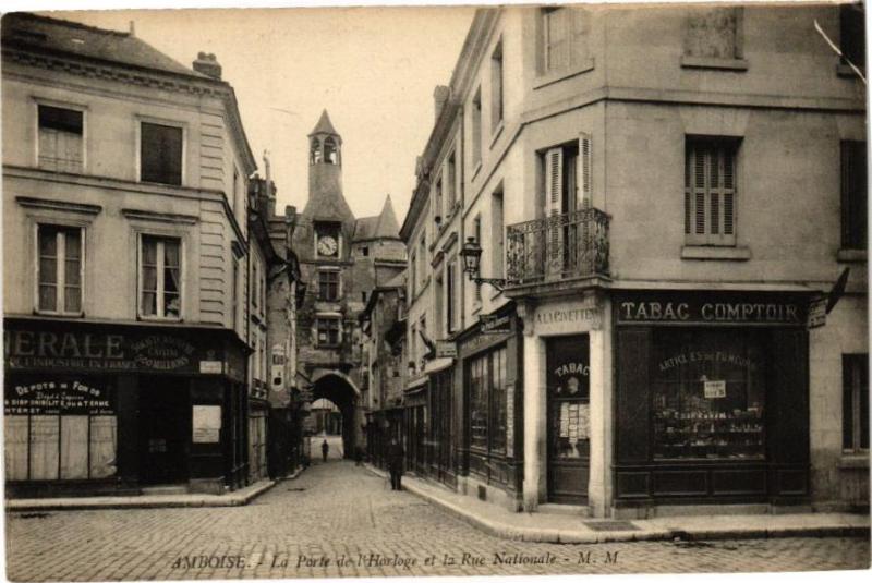 Carte postale ancienne Amboise - La Porte de l'Horloge et la Rue Nationale à Amboise