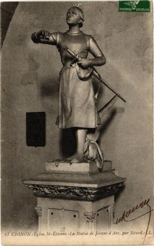 Carte postale ancienne Chinon - Eglise Saint-Etienne-La Statue de Jeanne d'Arc par Sicard à Chinon