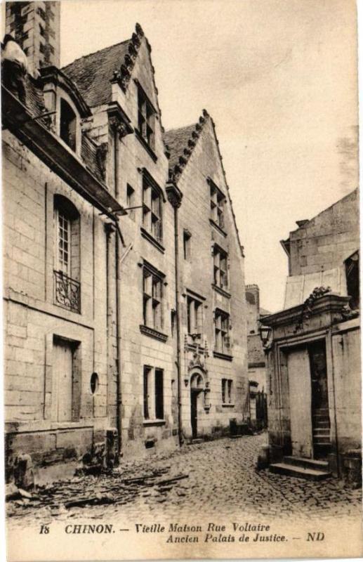 Carte postale ancienne Chinon - Vieille Maison Rue Voltaire - Ancen Palais de Justice à Chinon