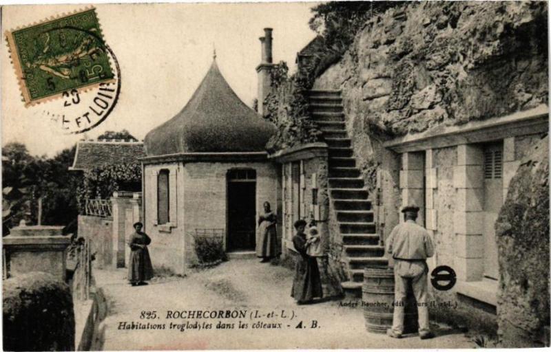 Carte postale ancienne Rochecorbon - Habitations troglodytes dans les coteaux à Rochecorbon