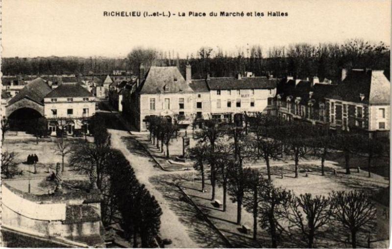 Carte postale ancienne Richelieu - LaPlace du Marché et les Halles à Richelieu