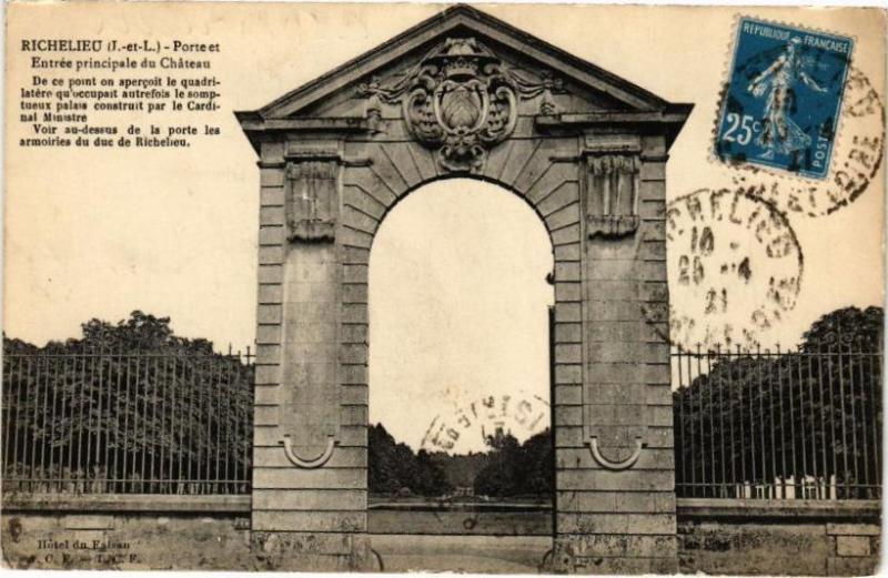 Carte postale ancienne Richelieu - Porte et Entrée principale du Chateau... à Richelieu