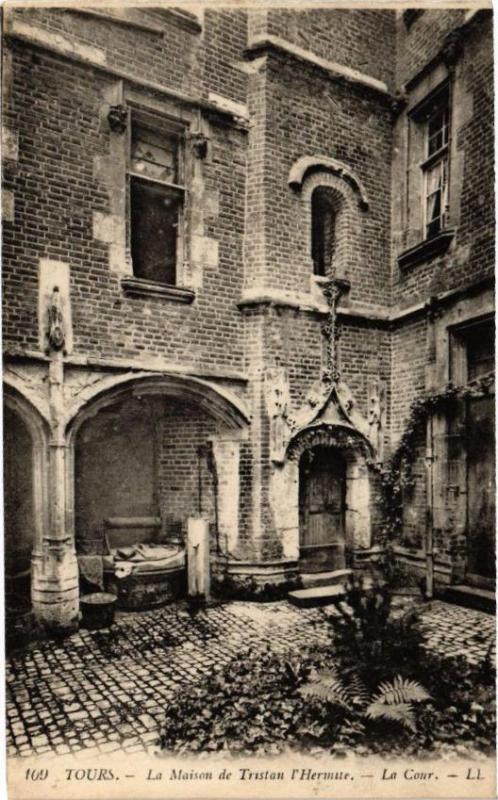 Carte postale ancienne Tours - La Maison de Tristan l'Hermite - La Cour à Tours