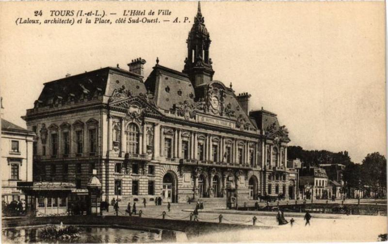 Carte postale ancienne Tours - L'Hotel de Ville (Laloux architect) et la Place à Tours