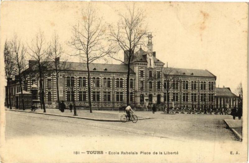 Carte postale ancienne Tours - Ecole Rabelais Place de la Liberté à Tours