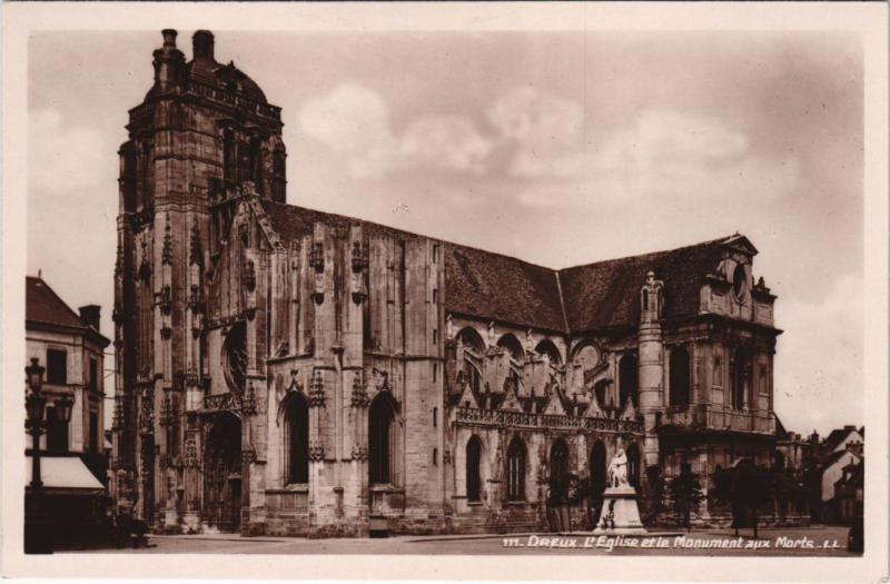 Carte postale ancienne Dreux L'Eglise et le Monument aux Morts à Dreux