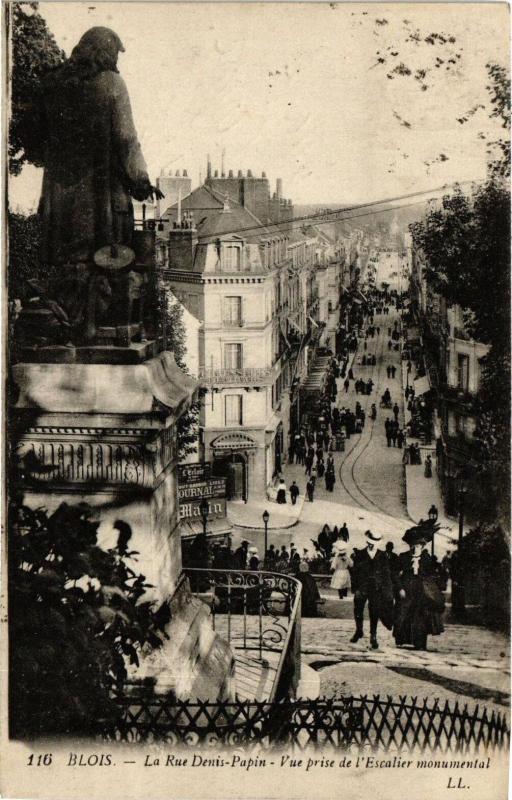 Carte postale ancienne Blois - La Rue Denis-Papin - Vue prise de l'Escalier monumental à Blois