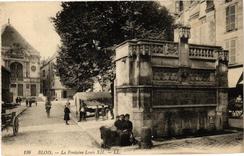 Carte postale ancienne Blois - La Fontaine Louis Xii à Blois