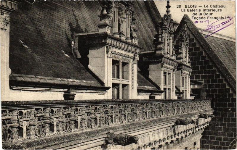 Carte postale ancienne Blois-Le Chateau-La Galerie interieure de la Cour à Blois