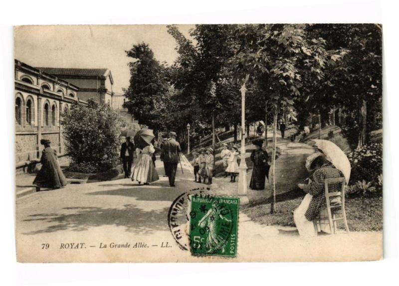 Carte postale ancienne Royat - La grande allée à Royat