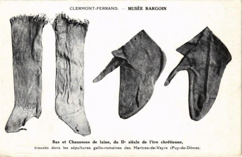 Carte postale ancienne Clermont-Ferrand Musée Bargoin - Bas et Chaussons de laine du... à Clermont-Ferrand