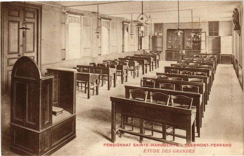 Carte postale ancienne Pensionnat Sainte-Marguerite-Clermont-Ferrand-Etude des Grandes à Clermont-Ferrand
