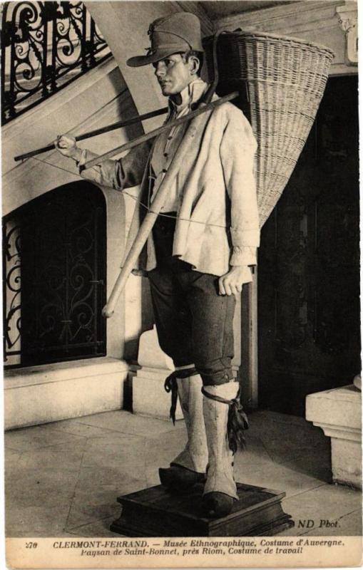 Carte postale ancienne Clermont-Ferrand - Musée Ethnographique Costume d'Auvergne Paysan à Clermont-Ferrand