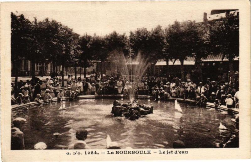 Carte postale ancienne La Bourboule-Le jet d'eau à La Bourboule