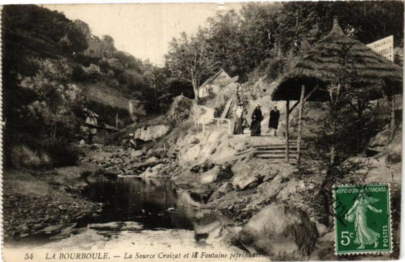 Carte postale ancienne La Bourboule-La Source Croizat et la Fontaine petrifiante à La Bourboule