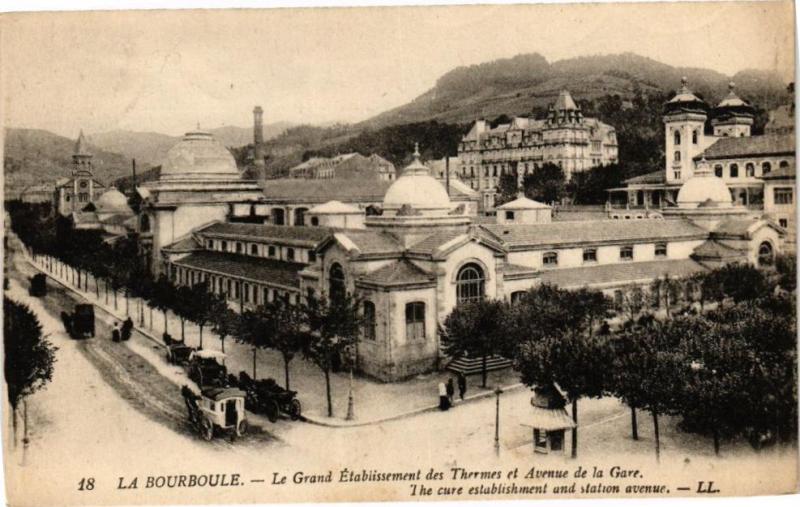 Carte postale ancienne La Bourboule-Le Grand Etabl. des THERMes et Avenue de la Gare à La Bourboule