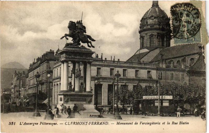 Carte postale ancienne Clermont-Ferrand - Monument de Vercingetorix et la Rue Blatin à Clermont-Ferrand