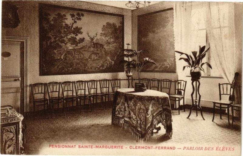 Carte postale ancienne Pensionnat Sainte-Marguerite Clermont-Ferrand - Parloir des Eleves à Clermont-Ferrand