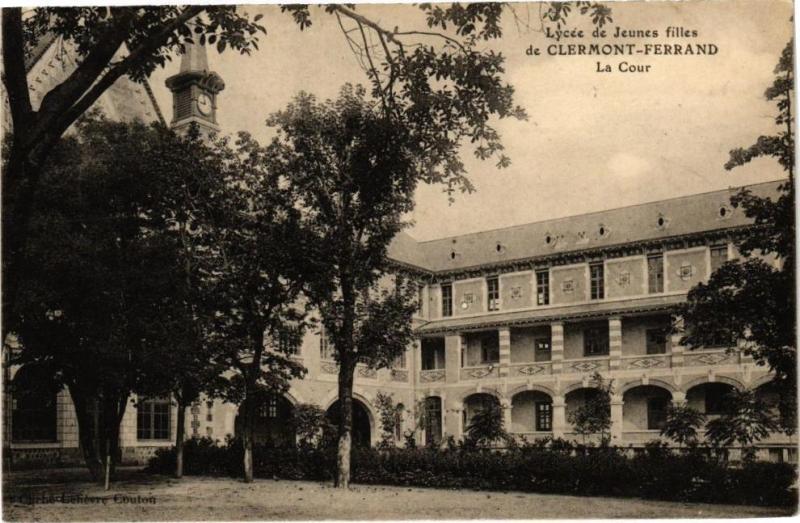 Carte postale ancienne Lycée de Jeunes filles de Clermont-Ferrand - La Cour à Clermont-Ferrand