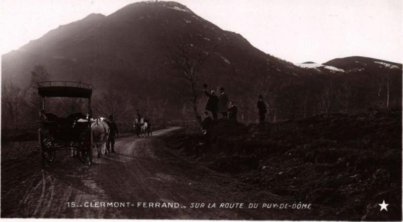 Carte postale ancienne Clermont-Ferrand-sur-la Route du Puy-de-Dome à Clermont-Ferrand