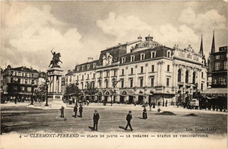 Carte postale ancienne Clermont-Ferrand-Place de Jaude-Le Théátre -Statue de Vercingétorix à Clermont-Ferrand