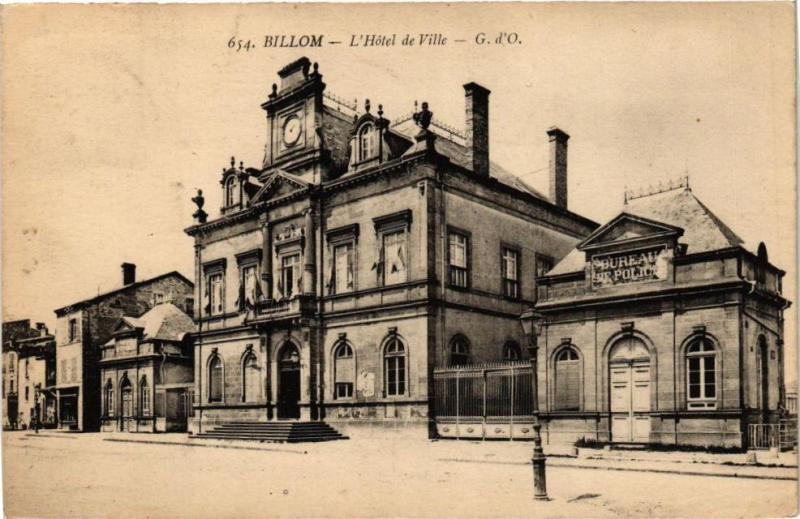Carte postale ancienne Billom - L'Hotel de Ville - G.d'O. à Billom