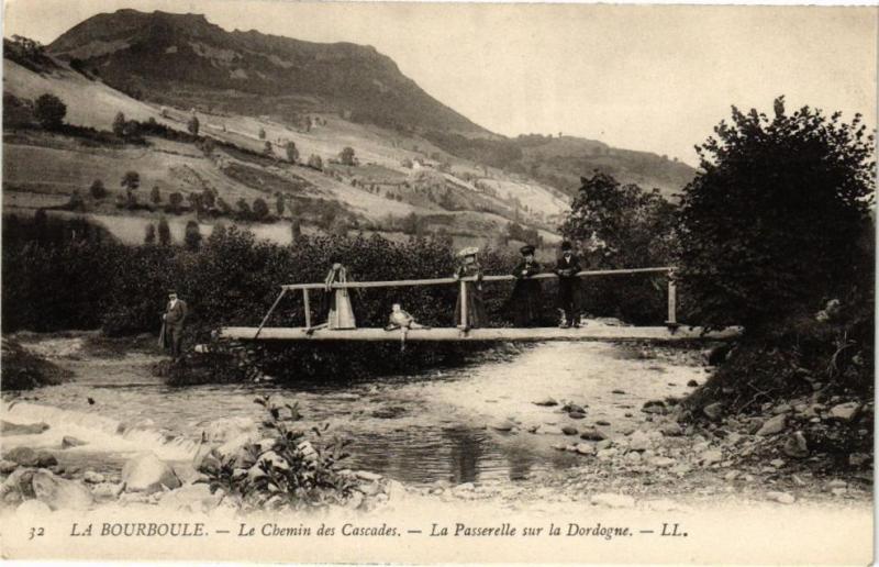 Carte postale ancienne La Bourboule- Le Chemin des Cascades -La Passerelle sur la Dorlogne(221377) à La Bourboule