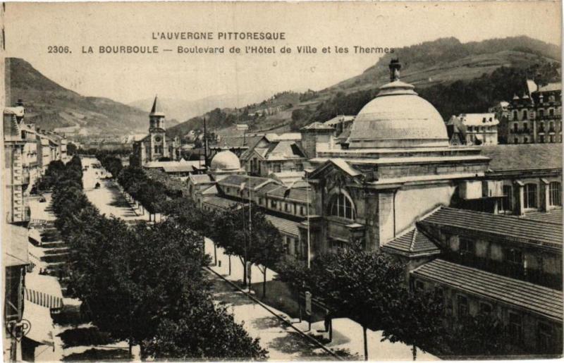 Carte postale ancienne La Bourboule - Boulevard de l'Hotel de Ville et les THERMes à La Bourboule