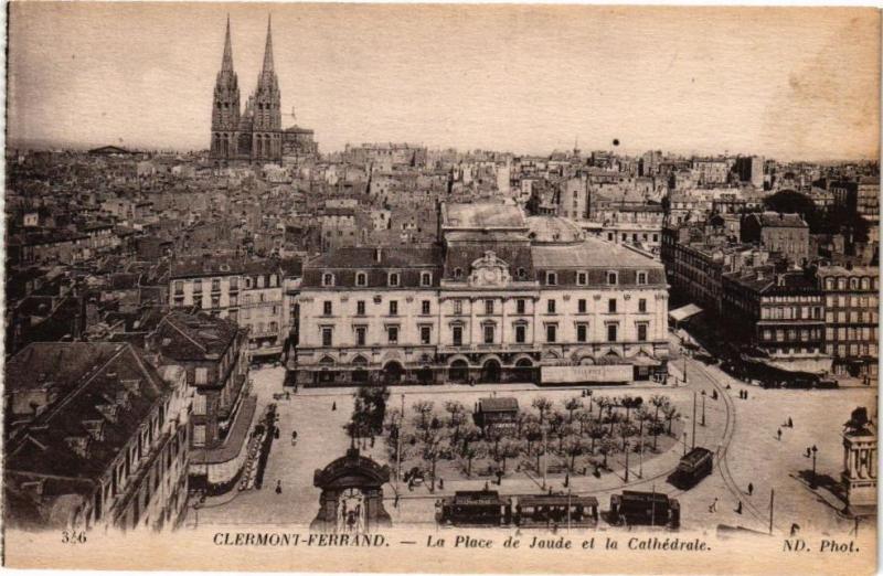 Carte postale ancienne Clermont-Ferrand - La Place de Jaude et la Cathedrale à Clermont-Ferrand