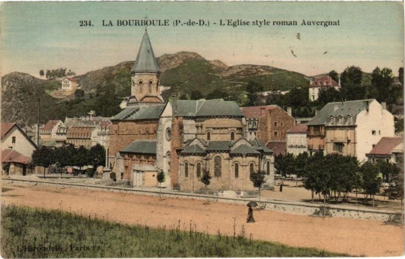 Carte postale ancienne La Bourboule-L'Eglise style roman Auvergnat à La Bourboule