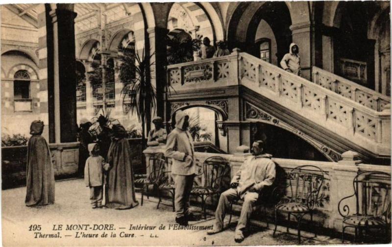 Carte postale ancienne Le Mont-Dore-Interieur de l'Etabl. THERMal-L'heure de la Cur à Mont-Dore