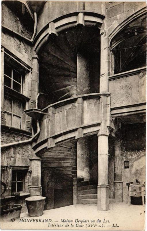 Carte postale ancienne Montferrand - Maison Despais ou du Lys - Interieur de la Cour (XVIs