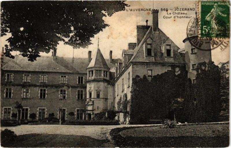 Carte postale ancienne L'Auvergne-Le Chateau Cour d'honneur
