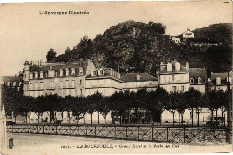 Carte postale ancienne L'Auvergne Ill.. - La Bourboule - Grand Hotel et la Roche des Fetes à La Bourboule