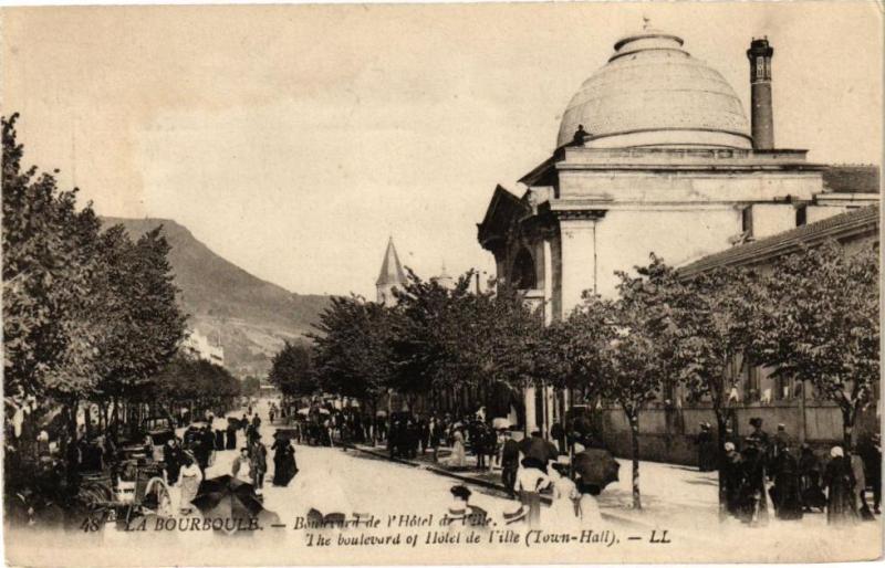Carte postale ancienne La Bourboule - Boulevard de l'Hotel de Ville - The boulevard of... à La Bourboule