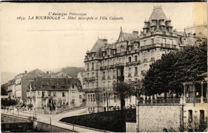Carte postale ancienne L'Auvergne Pittoresque - La Bourboule - L'Hotel Metropole et Villa à La Bourboule