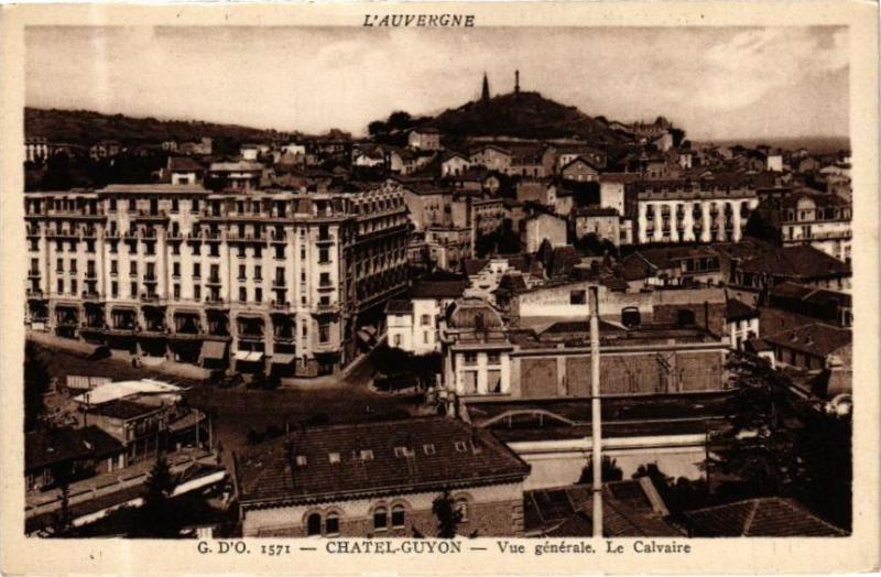 Carte postale ancienne L'Auvergne - G. D'O. - Chatel-Guyon - Vue générale - Le Calvaire
