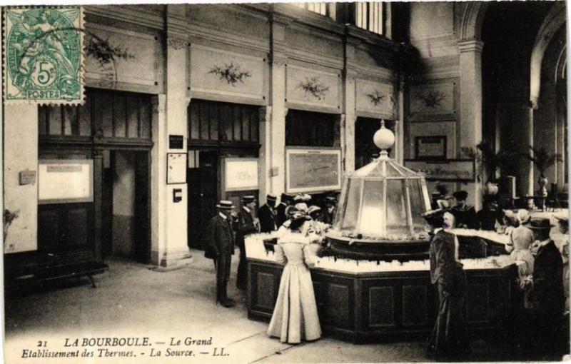 Carte postale ancienne La Bourboule - Le Grand Etabl. THERMes - La Source à La Bourboule