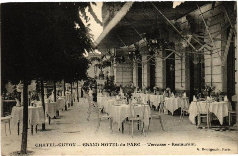 Carte postale ancienne Chatel-Guyon - Grand-Hotel du Parc - Terrasse - Restaurant à Châtel-Guyon
