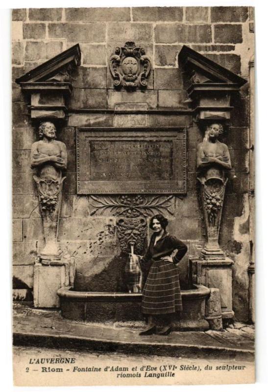 Carte postale ancienne Riom - Fontaine d'adam à Riom