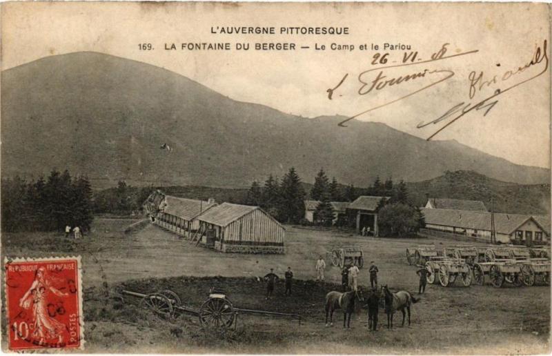 Carte postale ancienne L'Auvergne Pittoresque - La Fontaine du Berger -Le Camp et le Pariou(240369)