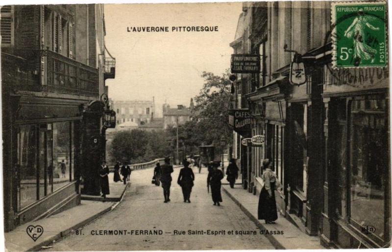 Carte postale ancienne Clermont-Ferrand - Rue Saint-Espit et square d'Assas à Clermont-Ferrand